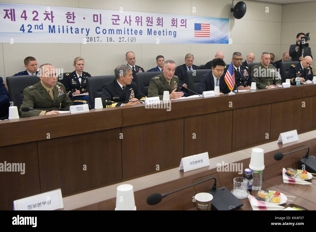 Marine Corps Gen. Joseph F. Dunford Jr., Vorsitzender des Generalstabs, erfüllt mit der Republik Korea Air Force General Jeong Kyeong-doo, Vorsitzender des ROK-Generalstabs, zum 42 militärischen Ausschusses Sitzung in der ROK-Generalstabs Hauptsitz in Seoul, Republik Korea, Okt. 27, 2017. (DOD Foto von U.S. Navy Petty Officer 1st Class Dominique A. Pineiro) Stockfoto