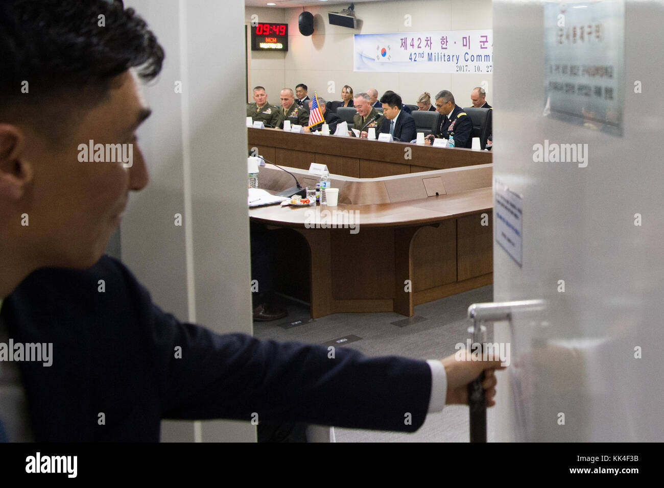 Marine Corps Gen. Joseph F. Dunford Jr., Vorsitzender des Generalstabs, erfüllt mit der Republik Korea Air Force General Jeong Kyeong-doo, Vorsitzender des ROK-Generalstabs, zum 42 militärischen Ausschusses Sitzung in der ROK-Generalstabs Hauptsitz in Seoul, Republik Korea, Okt. 27, 2017. (DOD Foto von U.S. Navy Petty Officer 1st Class Dominique A. Pineiro) Stockfoto
