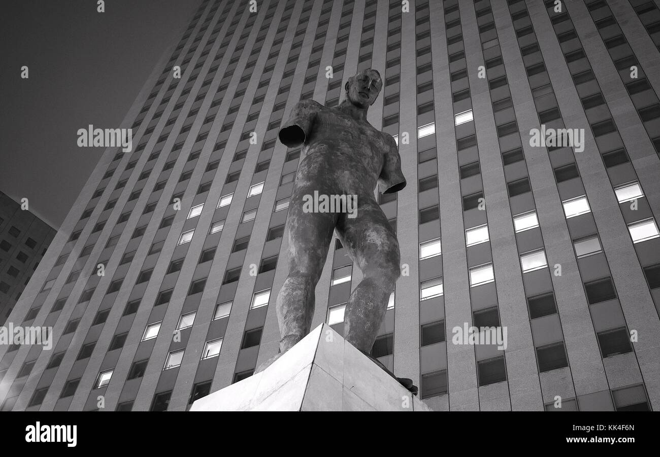 Business Center von La Defense - 06/01/2013 - Frankreich / Ile-de-France (Region) / Puteaux - Business Center von La Defense - Esplanade der Verteidigung in den frühen Morgenstunden. Statue von Icare des polnischen Bildhauers Igor Mitoraj - Sylvain Leser / Le Pictorium Stockfoto