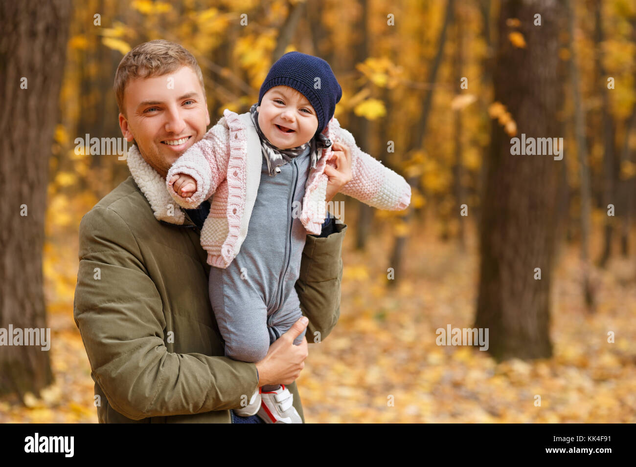 Junger Vater spielen mit einer kleinen Tochter im Herbst Park. Papa Holding Baby Mädchen in Händen. Happy Family, väterlichen Liebe, Herbst, draußen Konzept Stockfoto