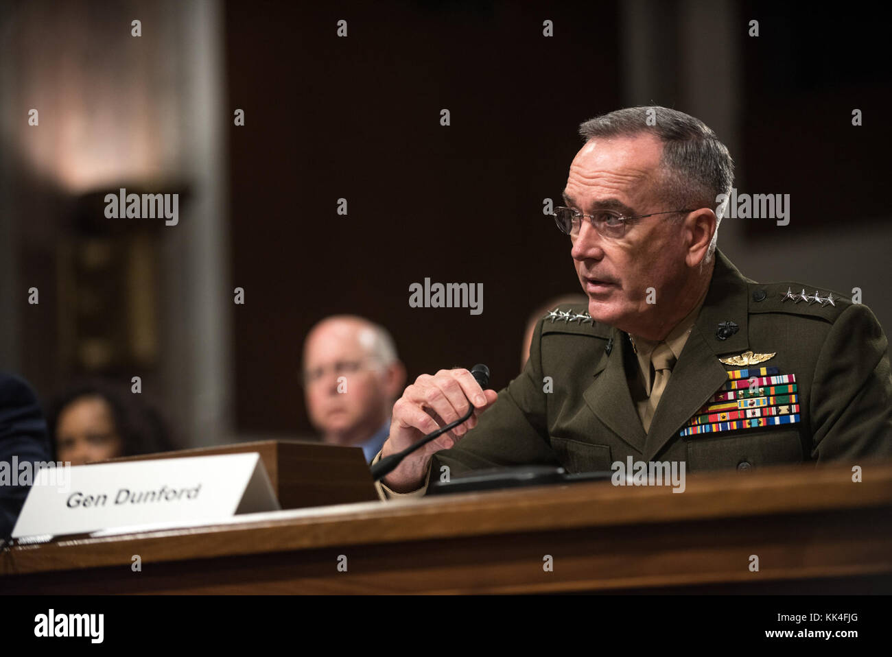 Us Marine Corps Gen. Joseph F. Dunford, Jr., Vorsitzender des Generalstabs, bezeugt in einem Senat Armed Services Committee Anhörung auf dem Capitol Hill, Oktober 3, 2017. Gen. Dunford bezeugte neben Verteidigungsminister Jim Mattis über die politische Situation und die Sicherheitslage in Afghanistan. (DoD Foto von U.S. Army Sgt. James K. McCann) Stockfoto