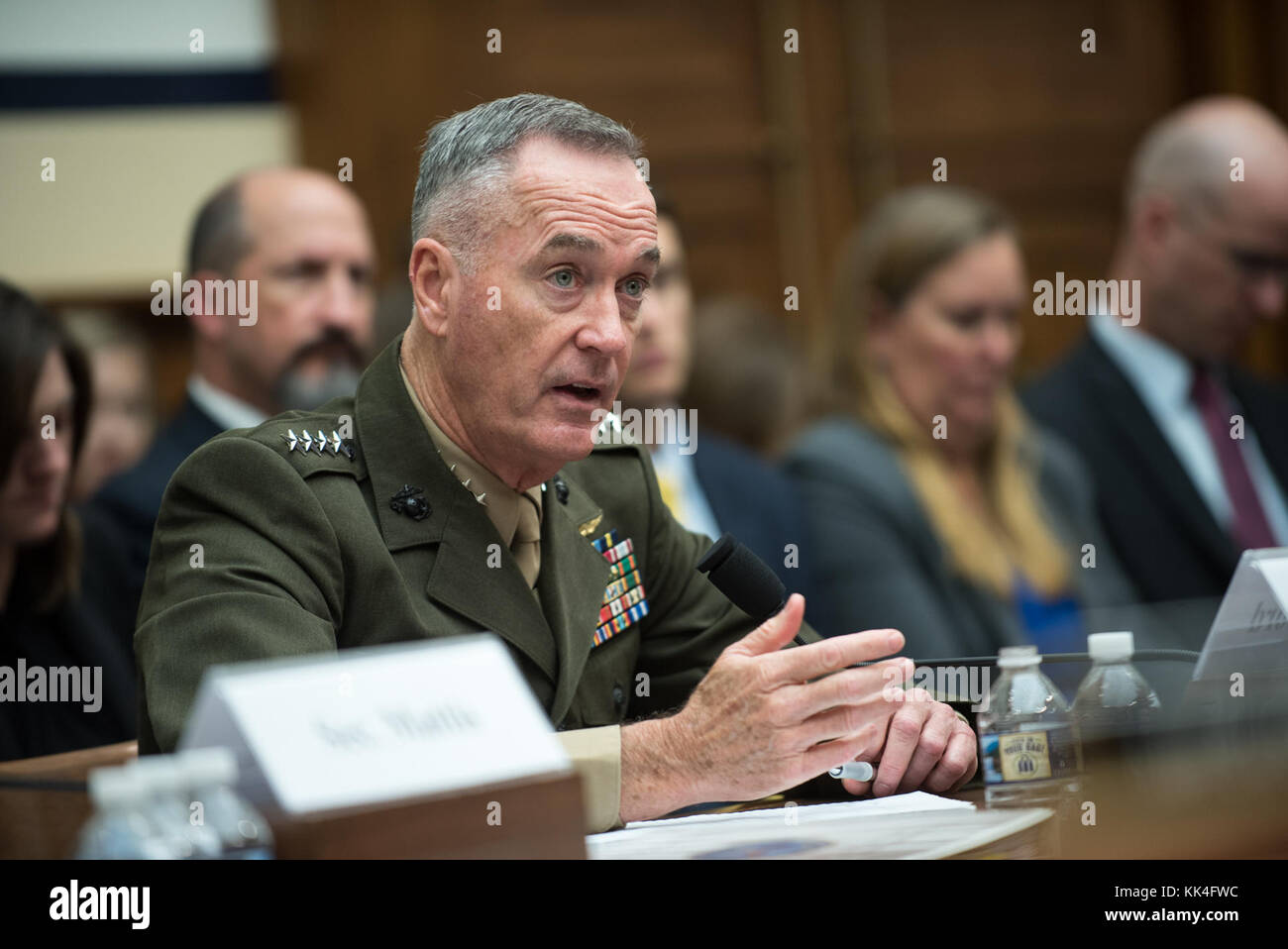 Us Marine Corps Gen. Joseph F. Dunford, Jr., Vorsitzender des Generalstabs, bezeugt während einer House Armed Services Committee Anhörung auf dem Capitol Hill, Oktober 3, 2017. Gen. Dunford bezeugte neben Verteidigungsminister Jim Mattis über die US-Strategie in Südasien. (DoD Foto von U.S. Army Sgt. James K. McCann) Stockfoto