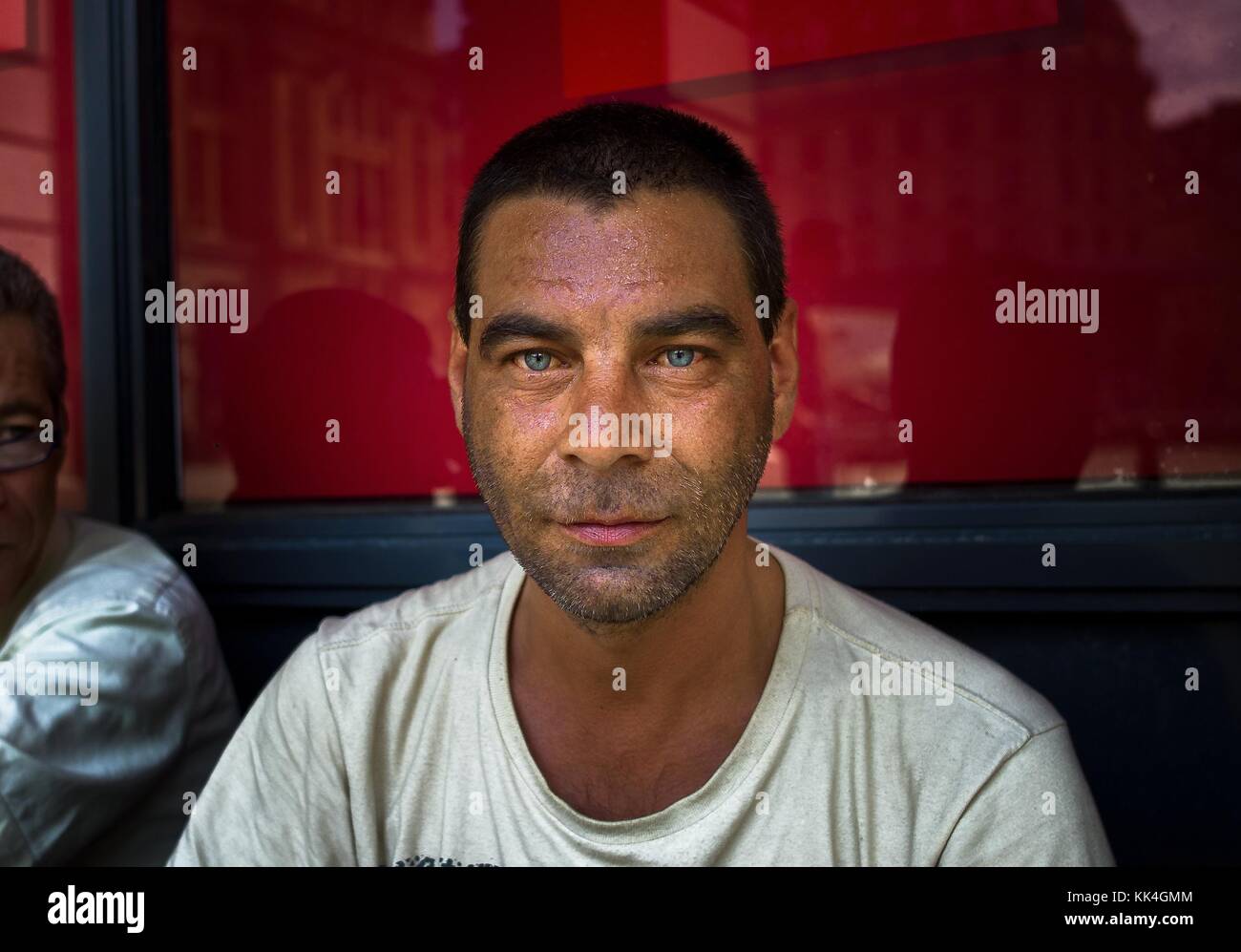 Städtische Armut - 25/07/2012 - - Jean-Marc, obdachlos mit - einem hellen und klaren Blick; er lebt im Bahnhof Saint Lazare. - Sylvain Leser / Le Pictorium Stockfoto