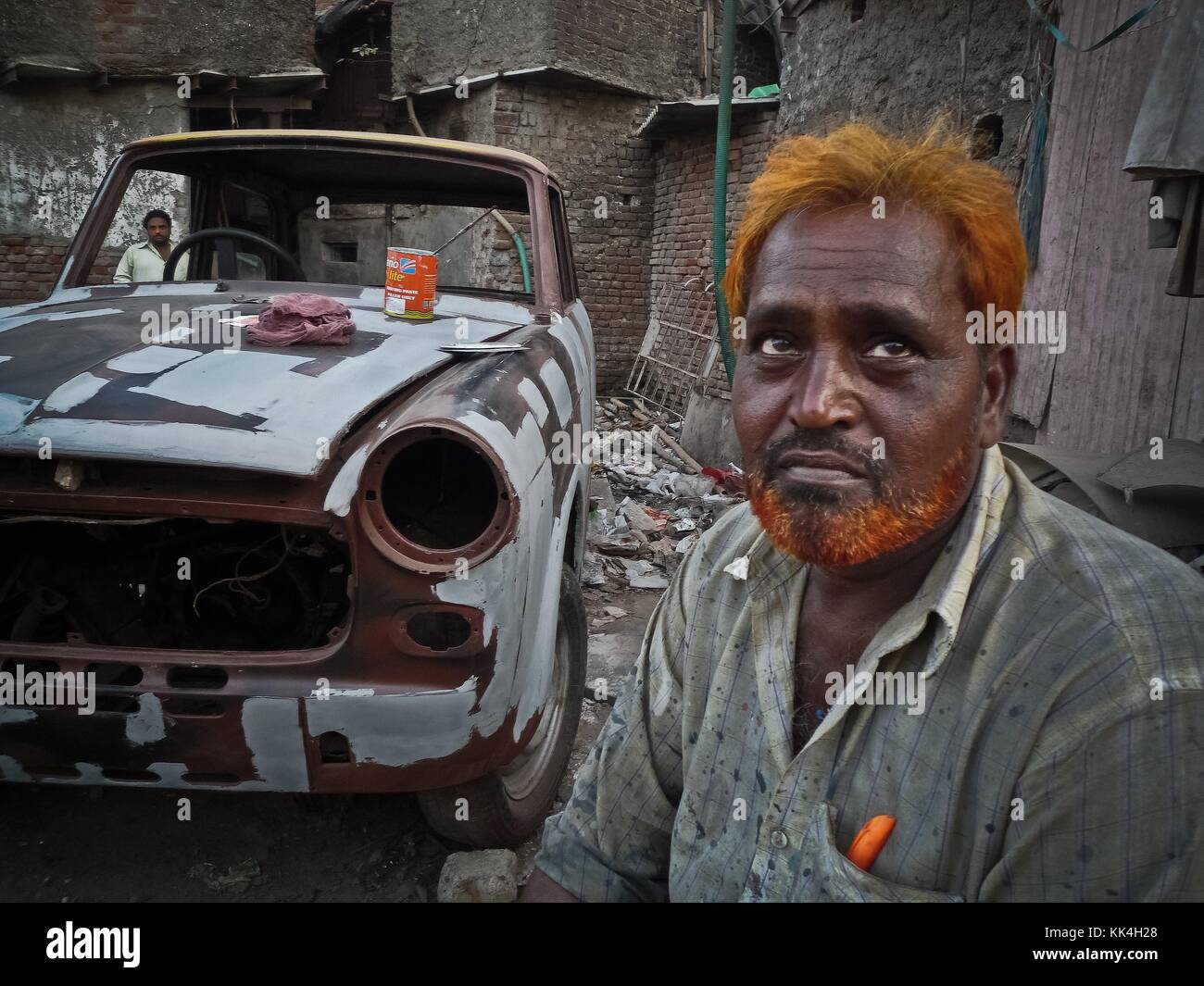 Dharavi die größte Barackenstadt Asiens - 19/05/2010 - - Dharavi die größte Barackenstadt Asiens - 'A Clockwork Orange'. - EIN Taxifahrer hat sich entschieden, sein Auto zu reparieren und zu reparieren; er lebt im Dharavi Slum von Mumbai (einer der größten Barackstadt Indiens) - Sylvain Leser / Le Pictorium Stockfoto