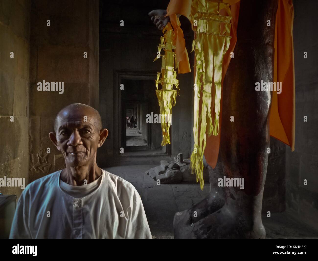 Angkor Wat - 11/12/2009 - Kambodscha / Angkor - Angkor Wat - eine der wenigen erhaltenen Statuen, die Statue des gottes Vishnu hat acht Arme und seine Hüter.s - Sylvain Leser / Le Pictorium Stockfoto