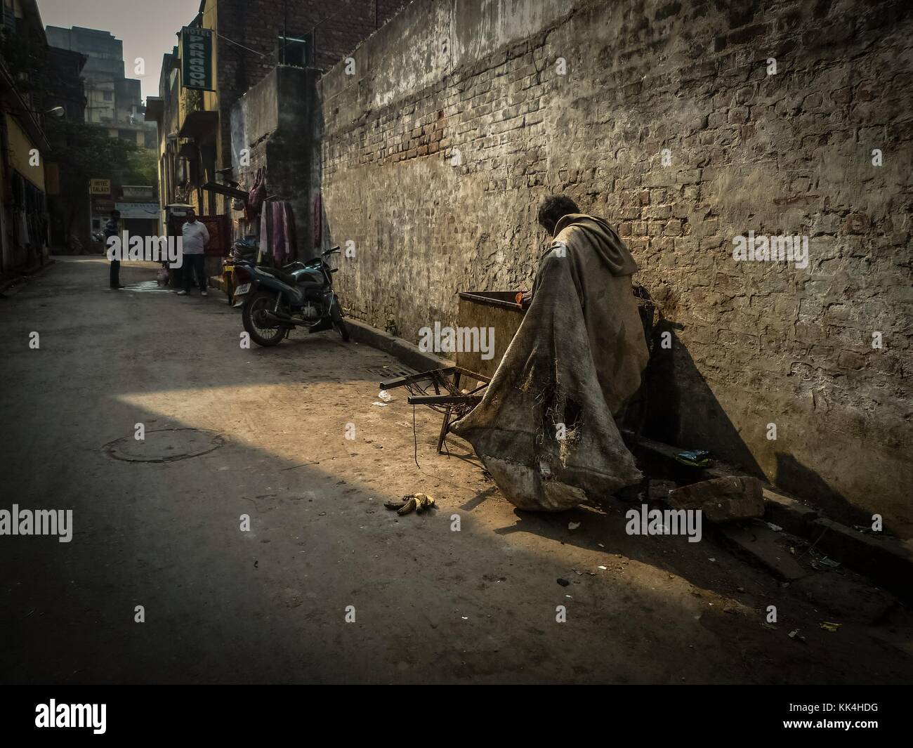 Kolkata's begger - 10/01/2010 - - Kolkata's begger - Pauvre homme mendiant d'une rue de Calcutta vivant dans les poubelles - Sylvain Leser / Le Pictorium Stockfoto