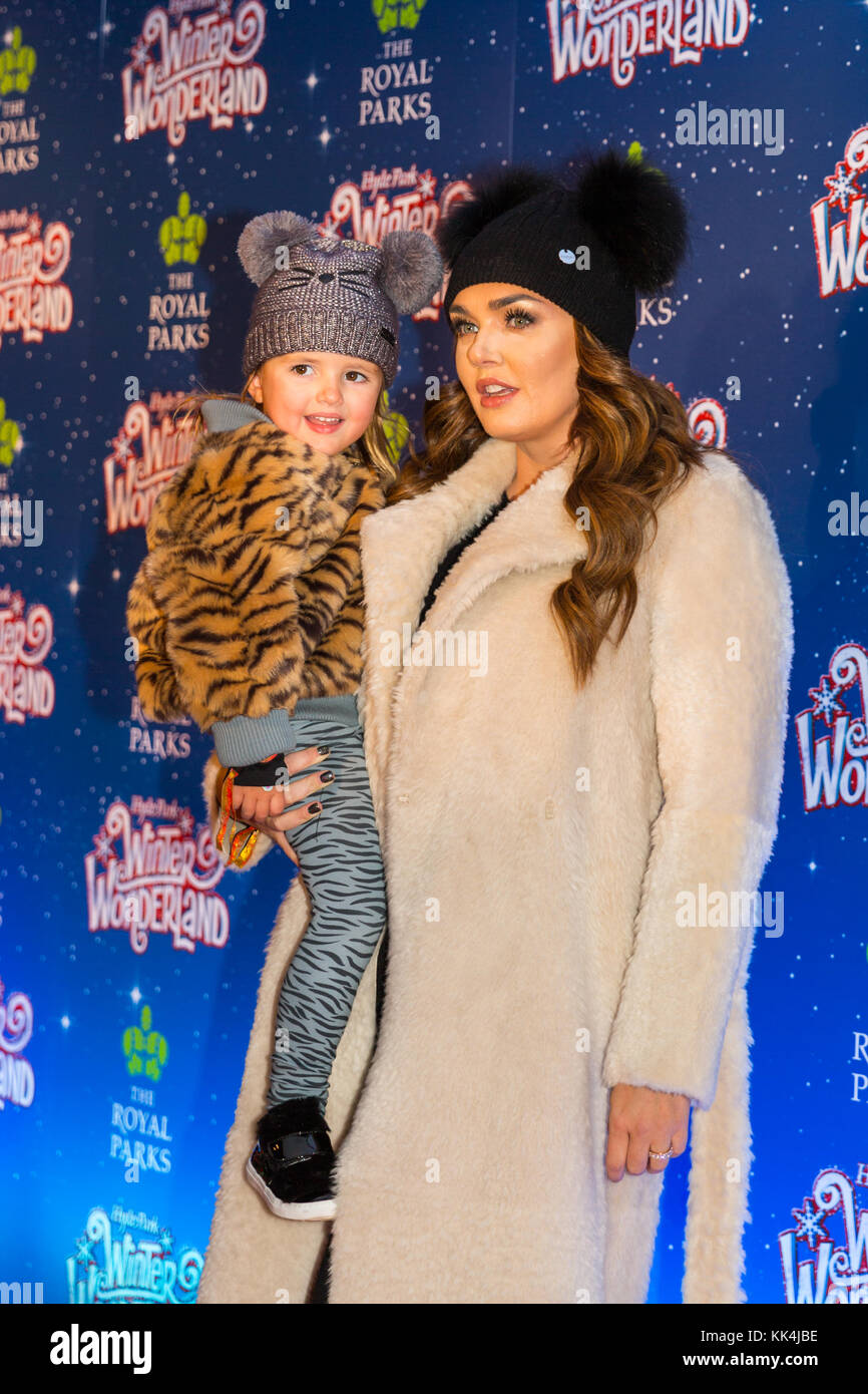Tamara Ecclestone, socialite, TV-Persönlichkeit, Holding Tochter Sophia Ecclestone-Rutland und lächelt die Winter Wonderland 2017 Photocall, Lo Stockfoto