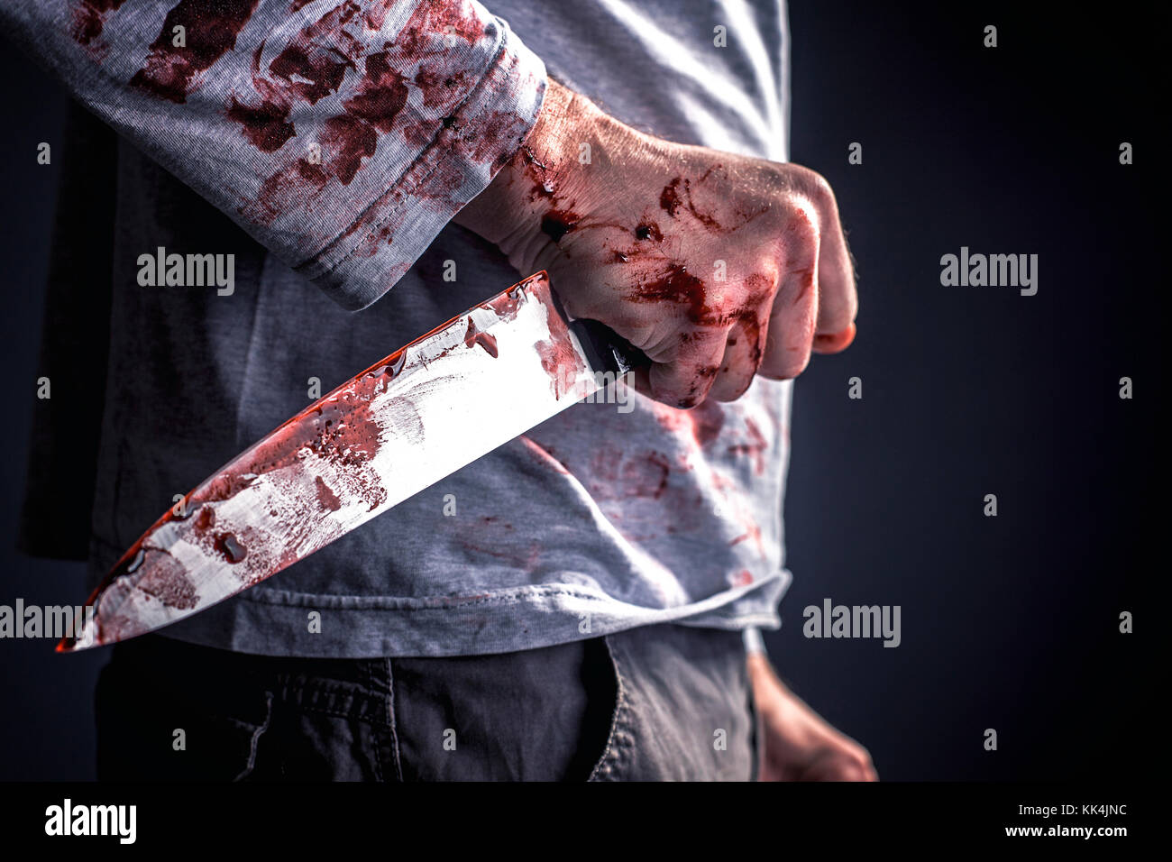 Detail der Mann hält blutige Messer Kriminalität Konzept Stockfoto