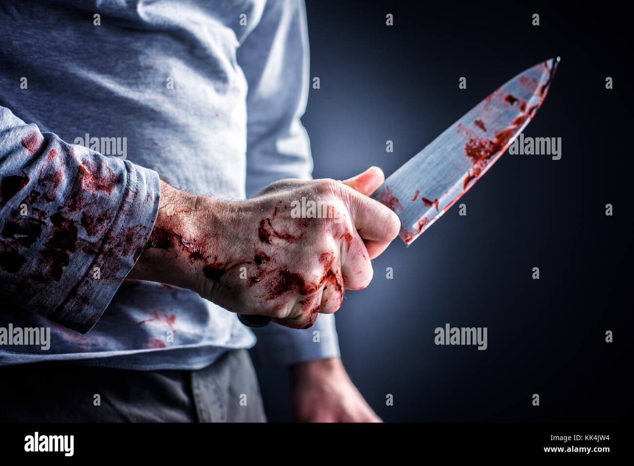 Detail der Mann hält blutige Messer Kriminalität Konzept Stockfoto