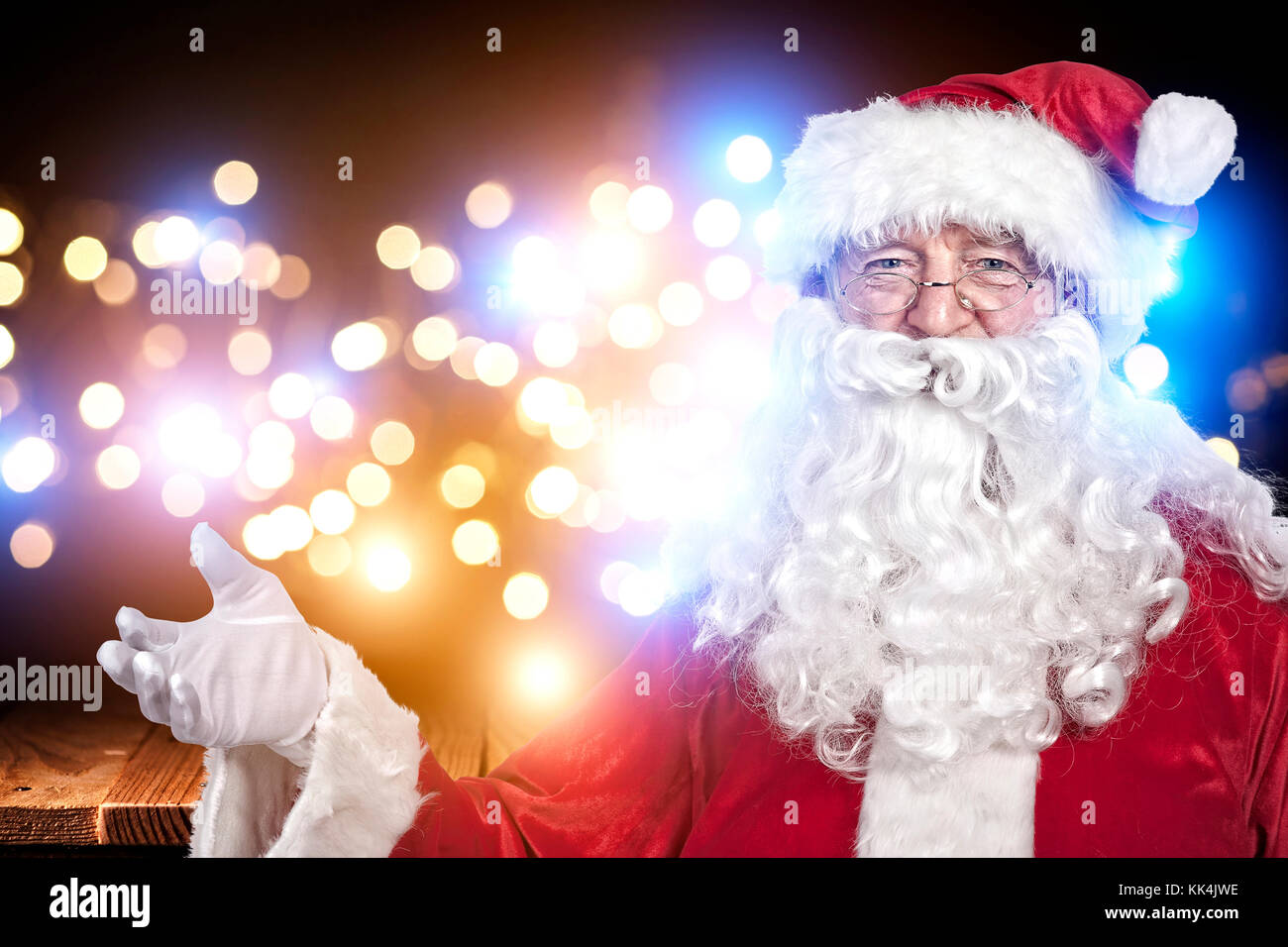 Santa und glühenden Lichter Hintergrund Stockfoto