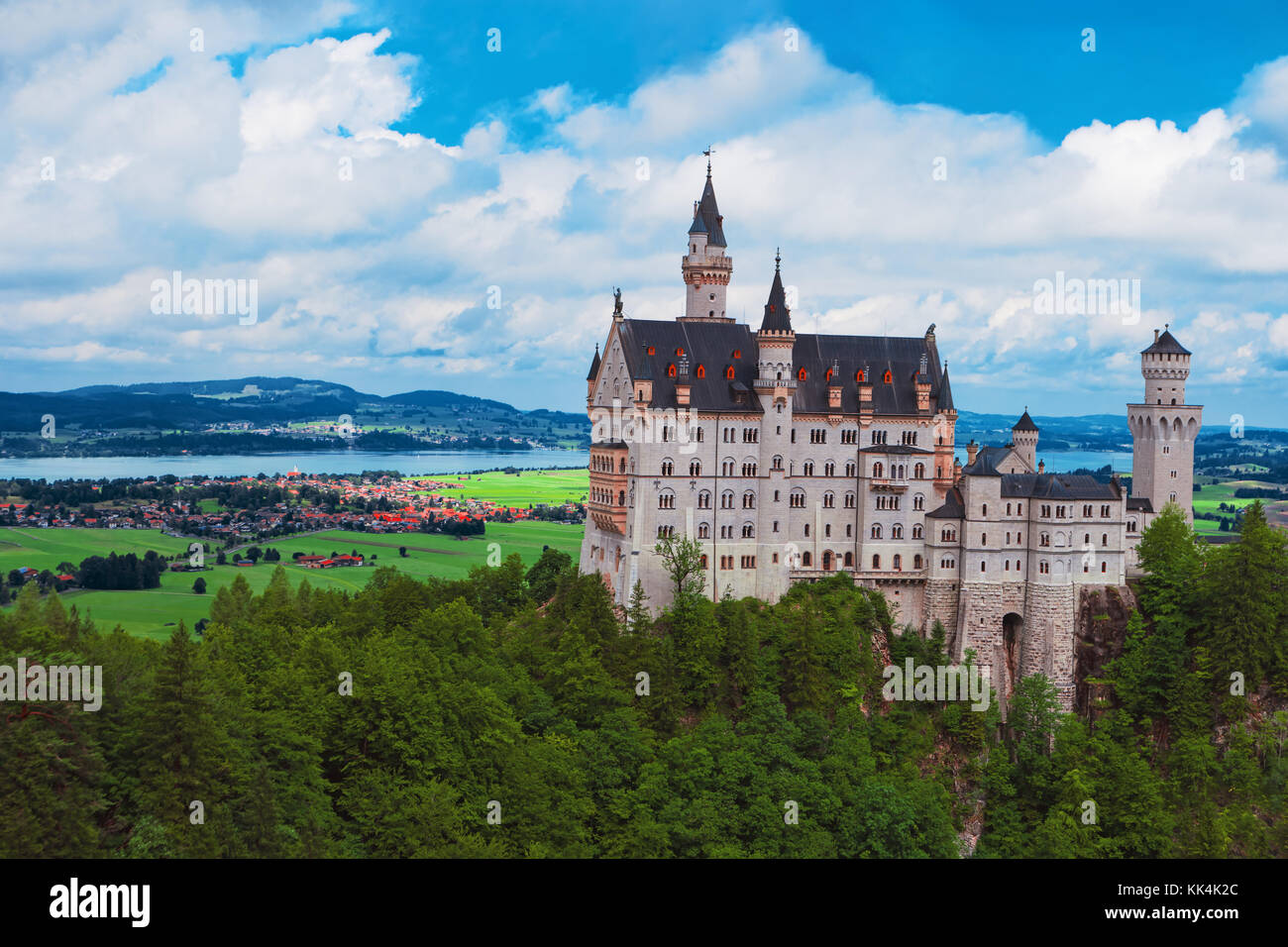Schloss Neuschwanstein, Bayern, Deutschland, Europa. malerischen Blick auf berühmte Märchen deutsche Burg. schöne Gebäude in die Bayerischen Alpen. Sommer Landschaft. Stockfoto