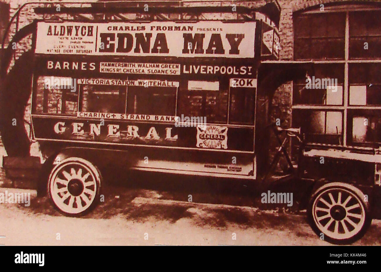 Eine englische 'Lange Motorhaube' oder 'Longnose" Doppeldecker 'Allgemein' Bus 20 K mit Werbung-1906 Stockfoto