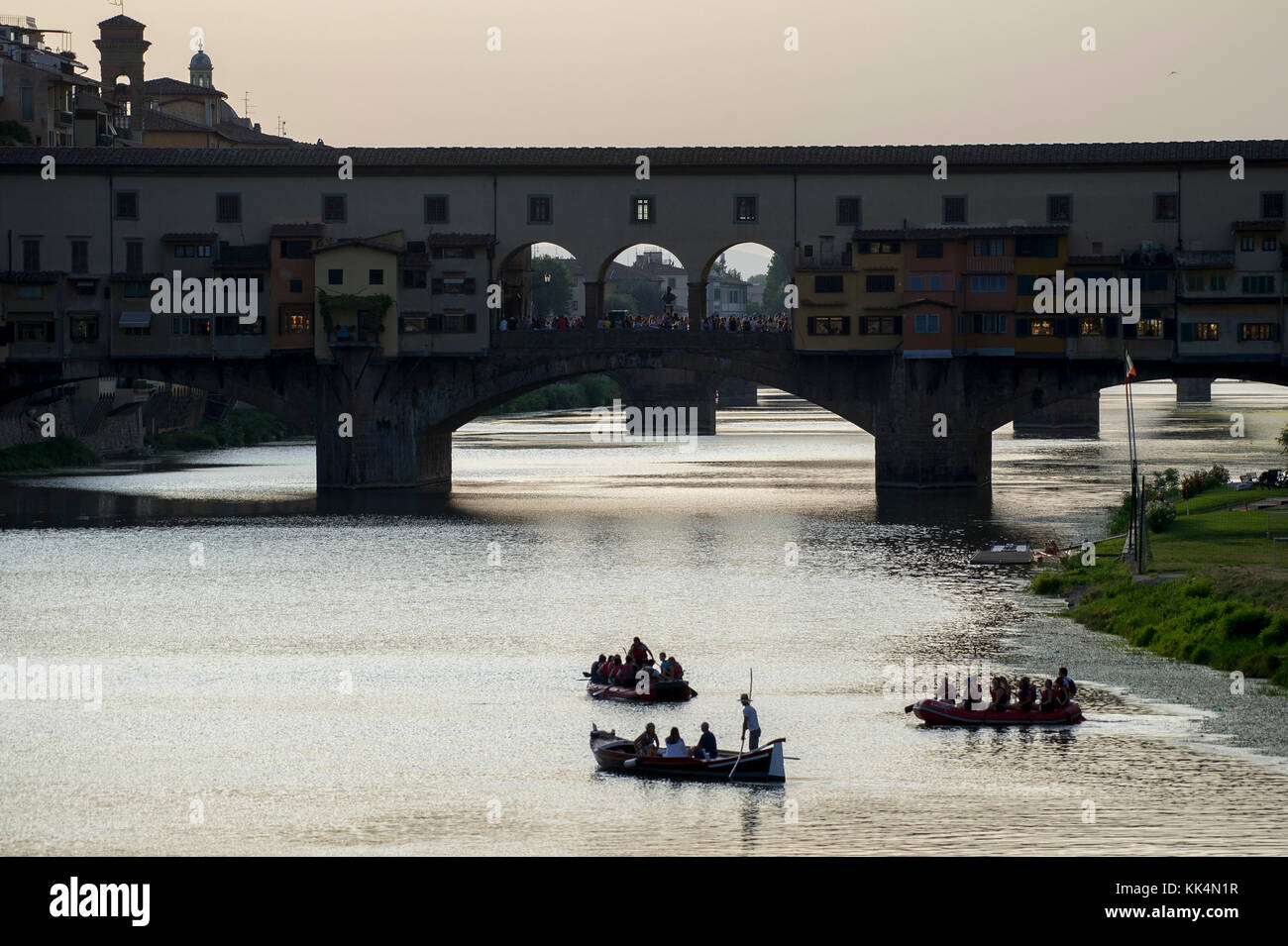 Freizeit Boot Kreuzfahrt am Fluss Arno und die Ponte Vecchio (Alte Brücke) im historischen Zentrum von Firenze aufgeführt sind Weltkulturerbe der UNESCO. Firenze, Toskana, Es Stockfoto