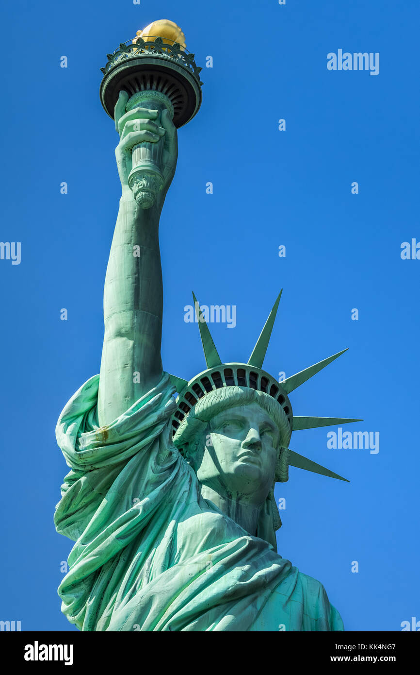 In der Nähe der Freiheitsstatue mit seiner Krone und Fackel. Liberty Island, New York City Stockfoto
