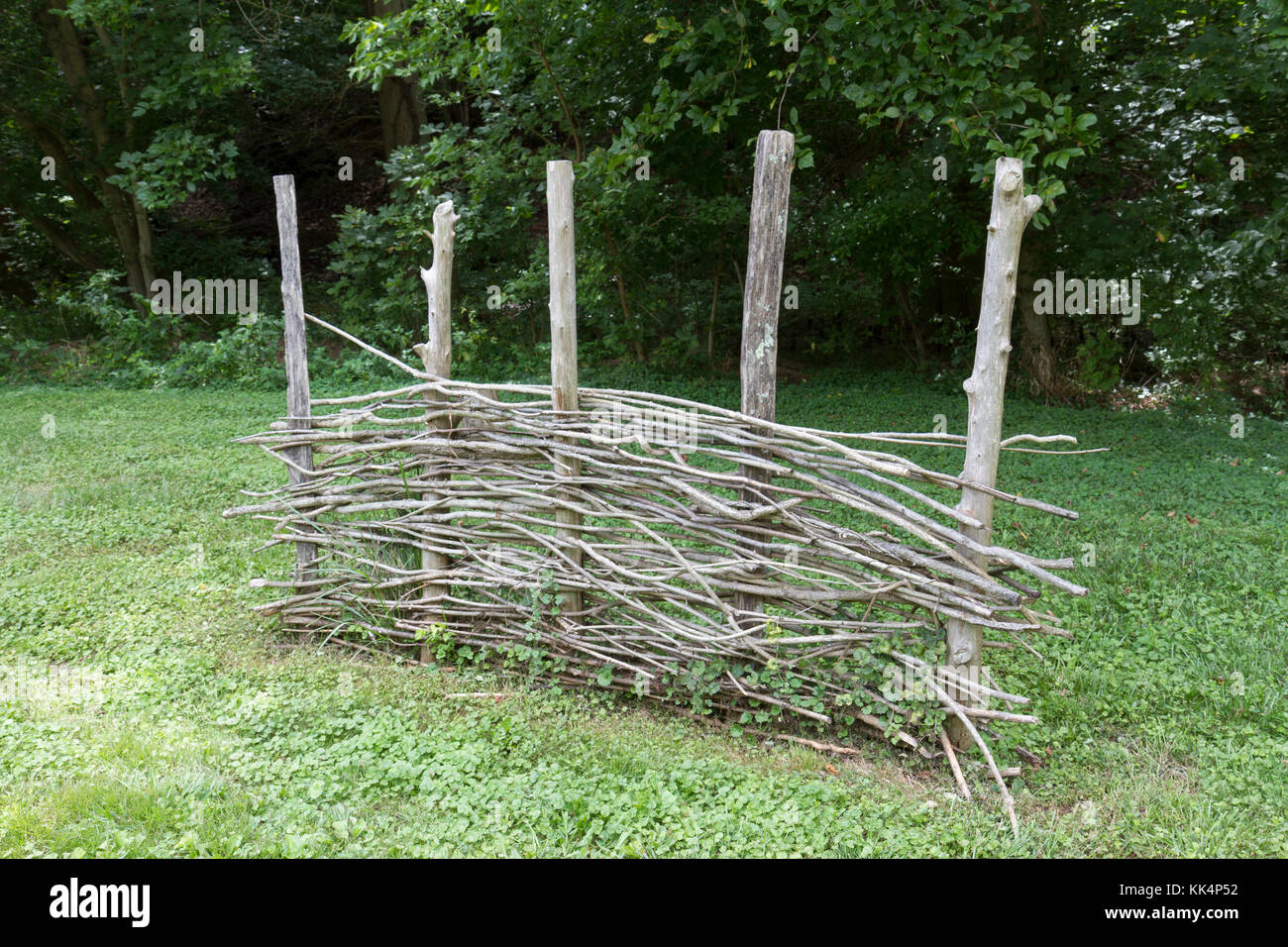 Ein Beispiel für wattle Fechten (mit Stift Geflügel und Kleintiere verwendet werden), auf der Pionier Farm, Mount Vernon Estate, Alexandria, Virginia. Stockfoto
