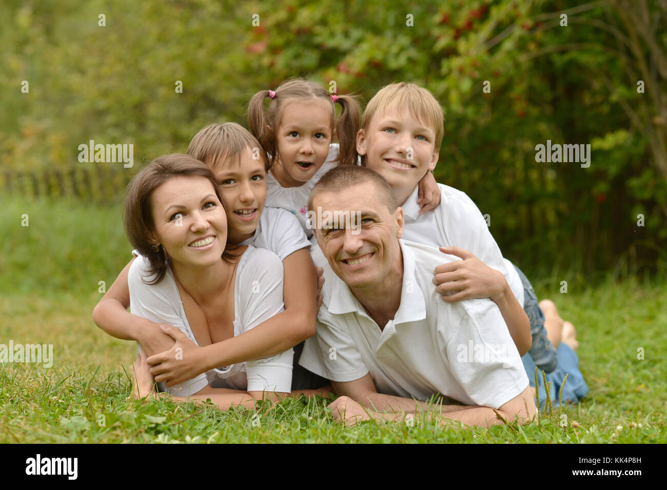 Familie liegend auf grünem Gras Stockfoto
