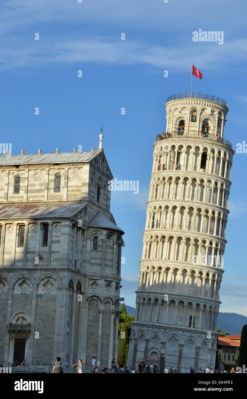 Italien: Pisa. Der Schiefe Turm von Pisa, Campanile der Kathedrale Santa Maria Assunta (St. Maria der Himmelfahrt), und blauer Himmel im Hintergrund Stockfoto