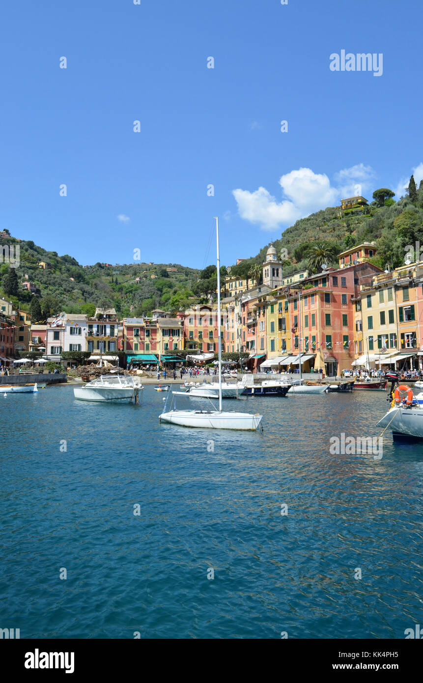 Italien, Ligurien: Portofino. Segelboote im Hafen des kleinen Dorfes mit bunten Häusern geschützt in einer Bucht Stockfoto