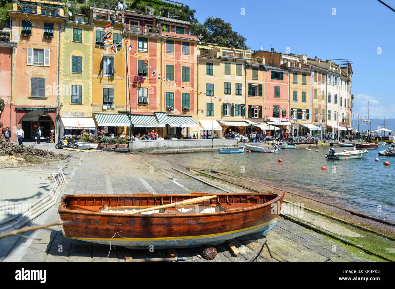 Italien, Ligurien: Portofino. Holz- Boot im Trockendock und Segelboote im Hafen des kleinen Dorfes mit bunten Häusern geschützt in einer Bucht Stockfoto