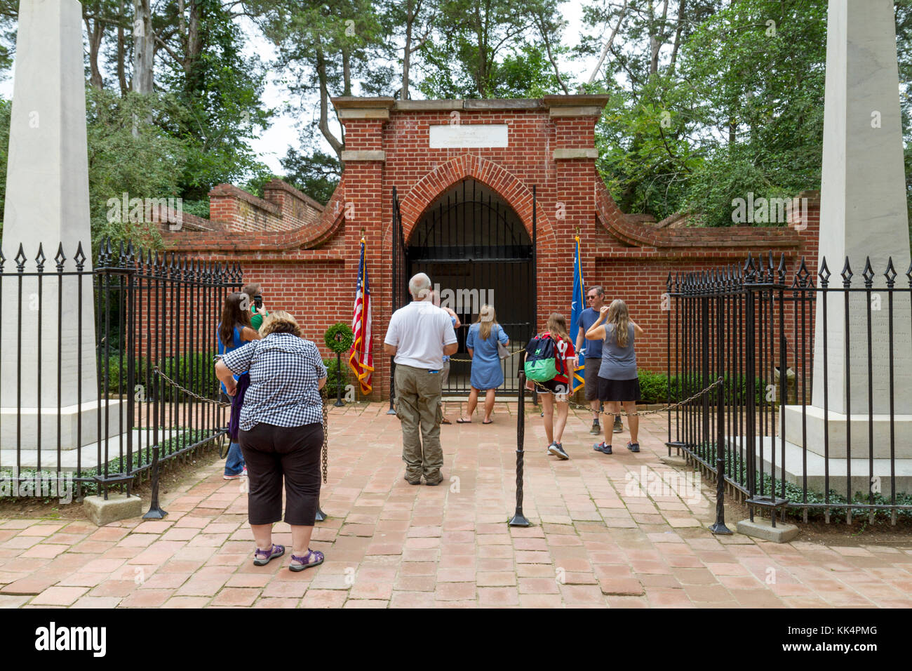 Touristen, die in der George Washington Familie Grab auf dem Mount Vernon Estate, Alexandria, Virginia. Stockfoto