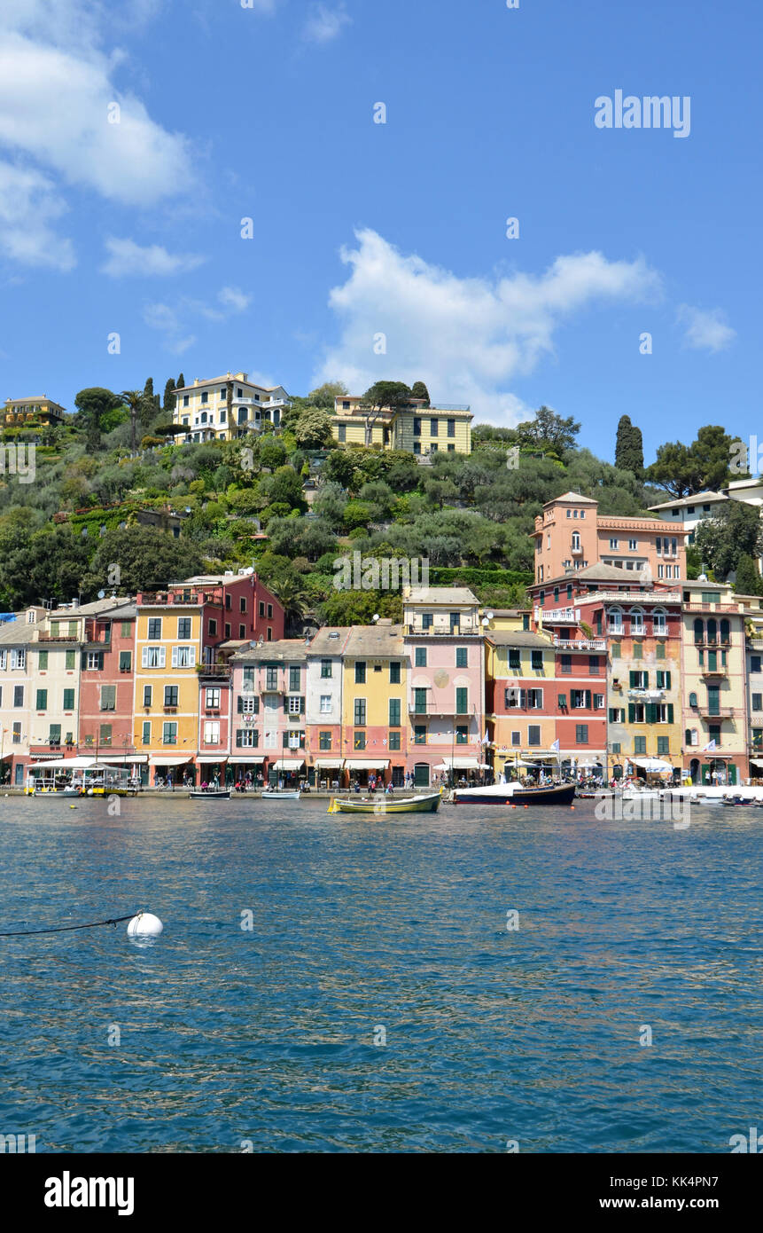 Italien, Ligurien: Portofino. Segelboote im Hafen des kleinen Dorfes mit bunten Häusern geschützt in einer Bucht Stockfoto