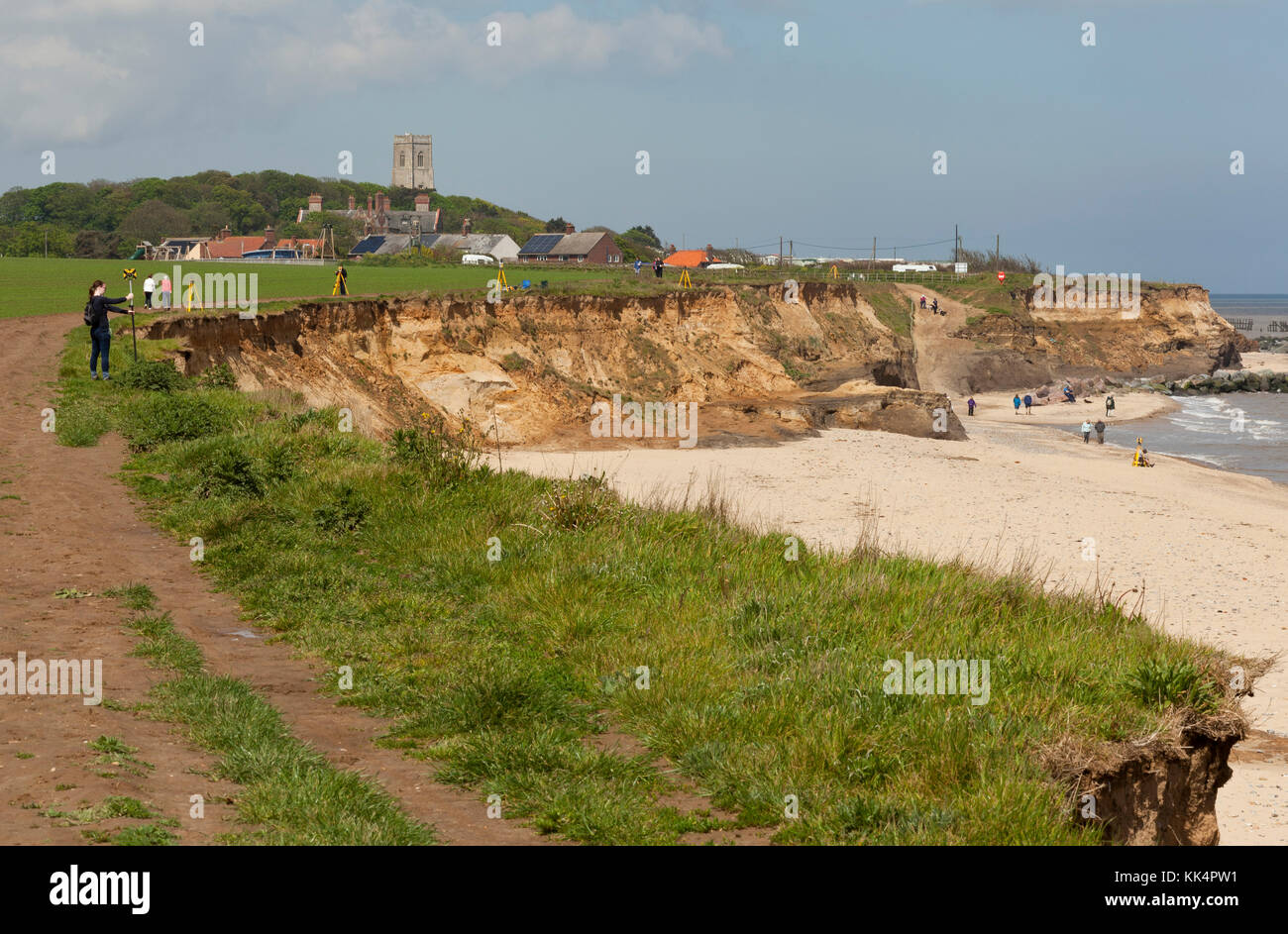 Studenten vermessen die Erosion der Klippen am happisburgh, Norfolk, England, Großbritannien Stockfoto