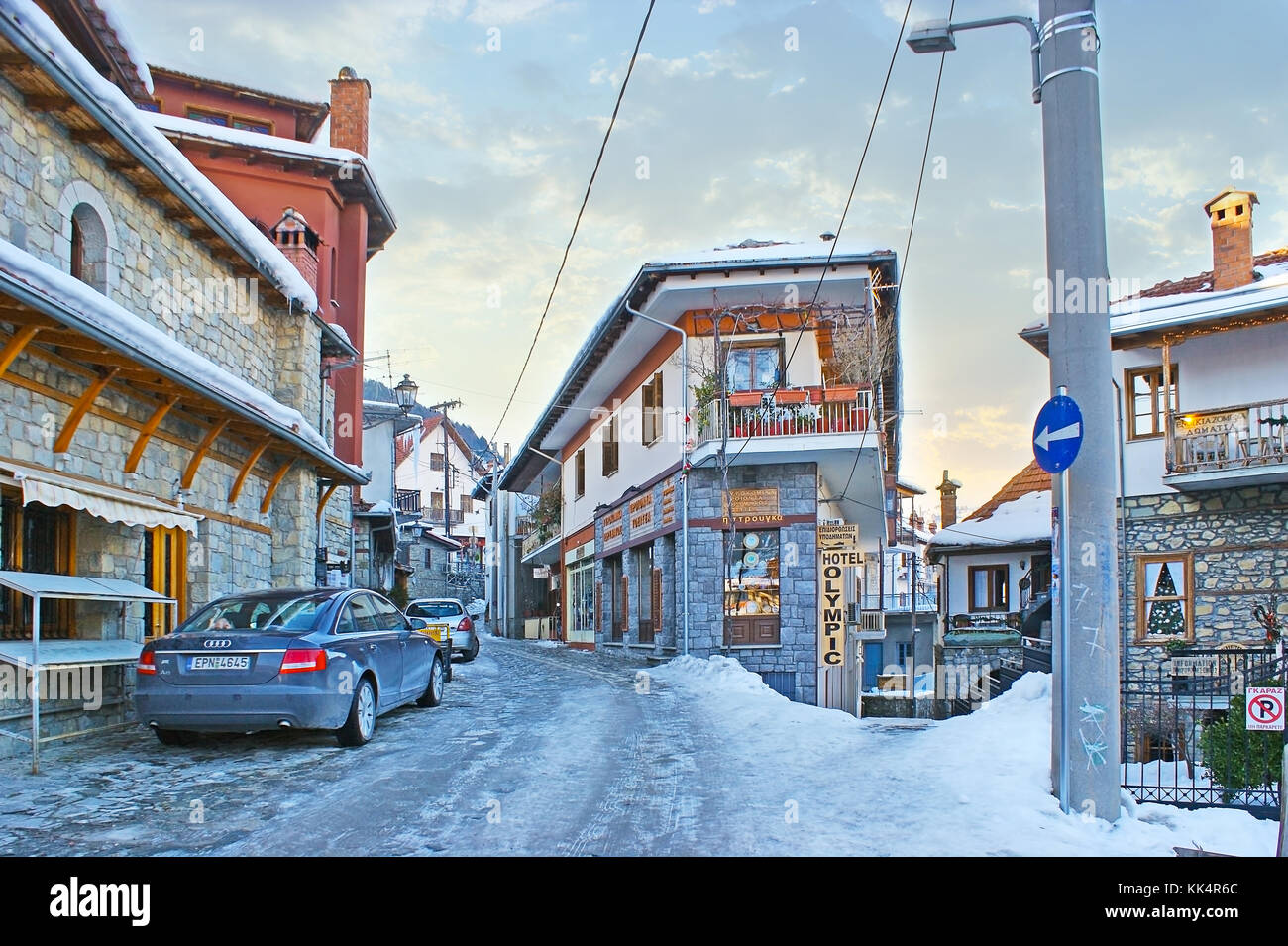 Metsovo, Griechenland - Januar 2, 2012: Die kurvenreiche Straße der alten Stadt mit traditionellen Häusern der Region Epirus, mehrere Geschäfte und Hotels, zum 2. Januar Ich Stockfoto