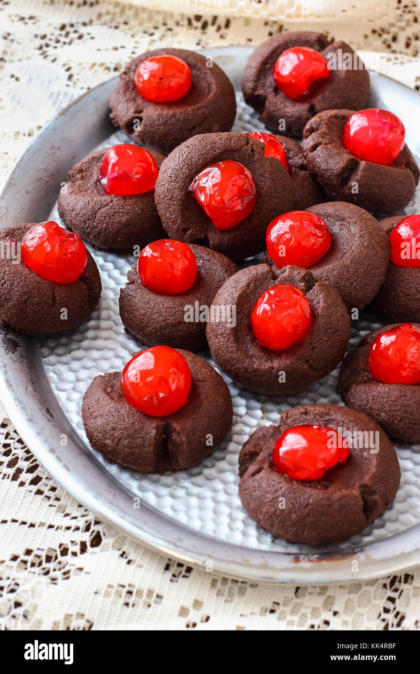 Schokolade Fingerabdruck cookies mit Cocktail-kirschen Stockfoto