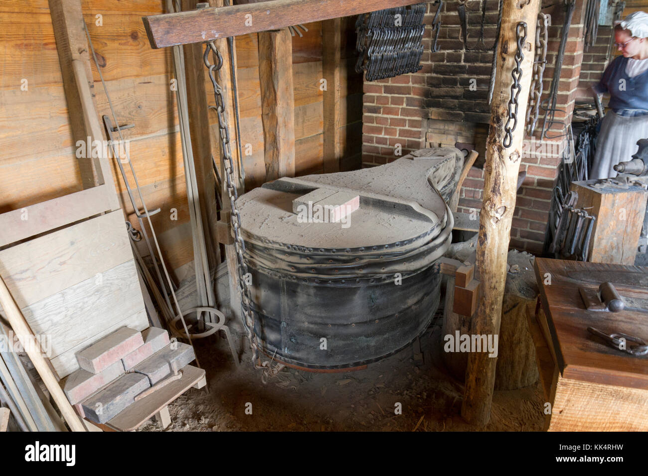 Eine weibliche Schmied an der Schmiede in der Schmiede auf dem Mount Vernon Estate, Alexandria, Virginia. Stockfoto