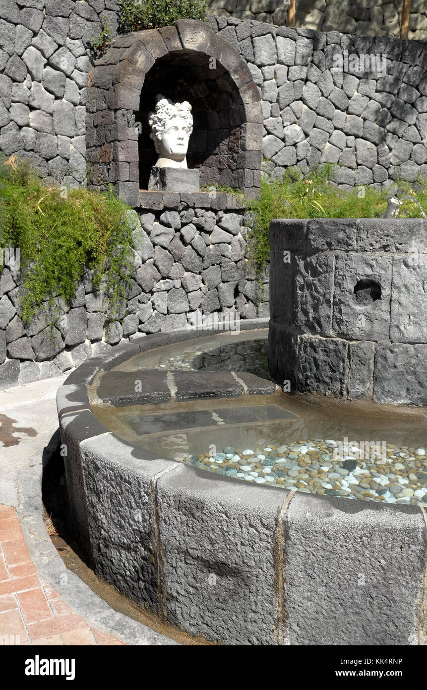 Brunnen und Pools für Kontrast Behandlung von heißem und kaltem Wasser bei einer Therme in Ischia, Italien nach Kneipp Prinzipien angeordnet Stockfoto