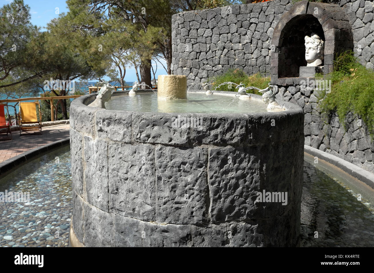 Brunnen und Pools für Kontrast Behandlung von heißem und kaltem Wasser bei einer Therme in Ischia, Italien nach Kneipp Prinzipien angeordnet Stockfoto