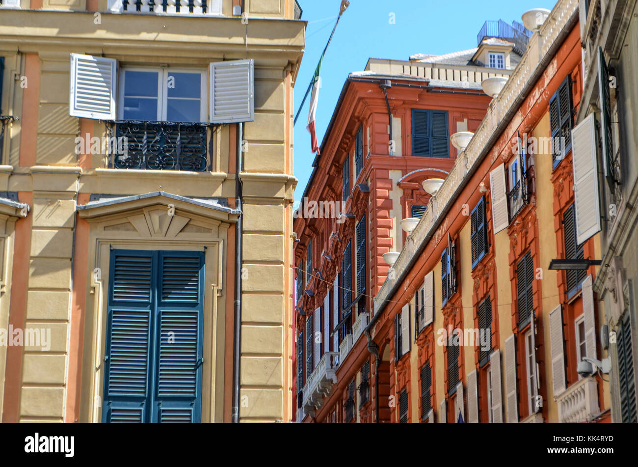 Italien: Genua. Bunte Fassaden der Paläste entlang der Via Garibaldi, einer der schönsten Straßen der Stadt. Stockfoto