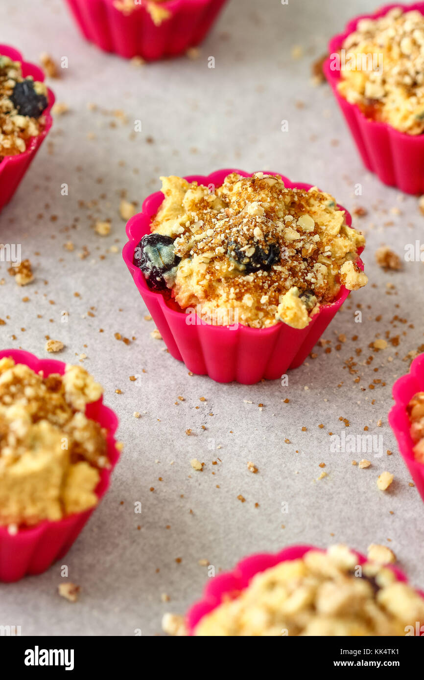 Dattel Muffins mit Heidelbeeren Stockfoto