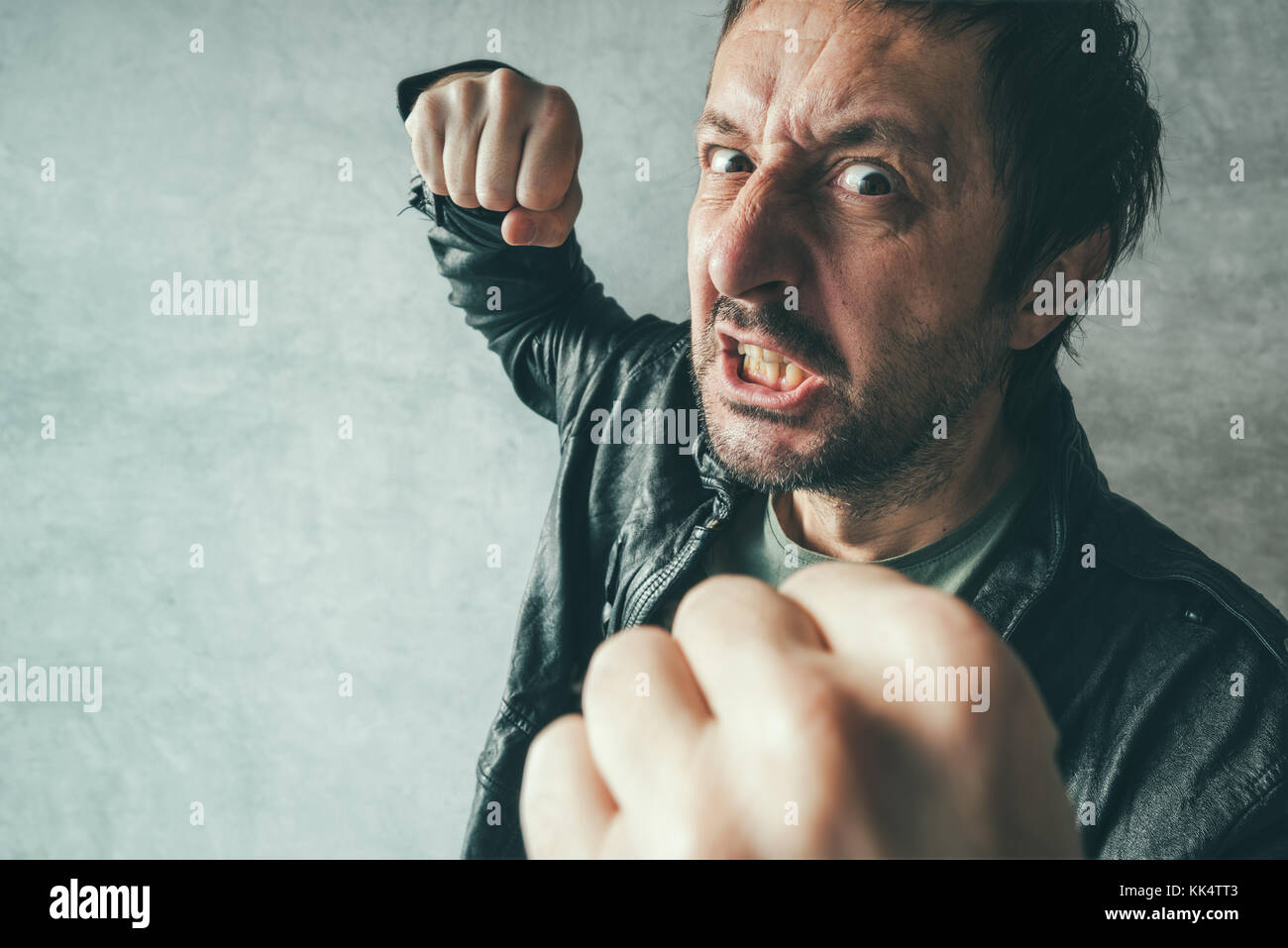 Aggressive mann Stanzen mit Faust während des Kampfes, aus Sicht der Opfer von Gewalt und Kriminalität. Stockfoto