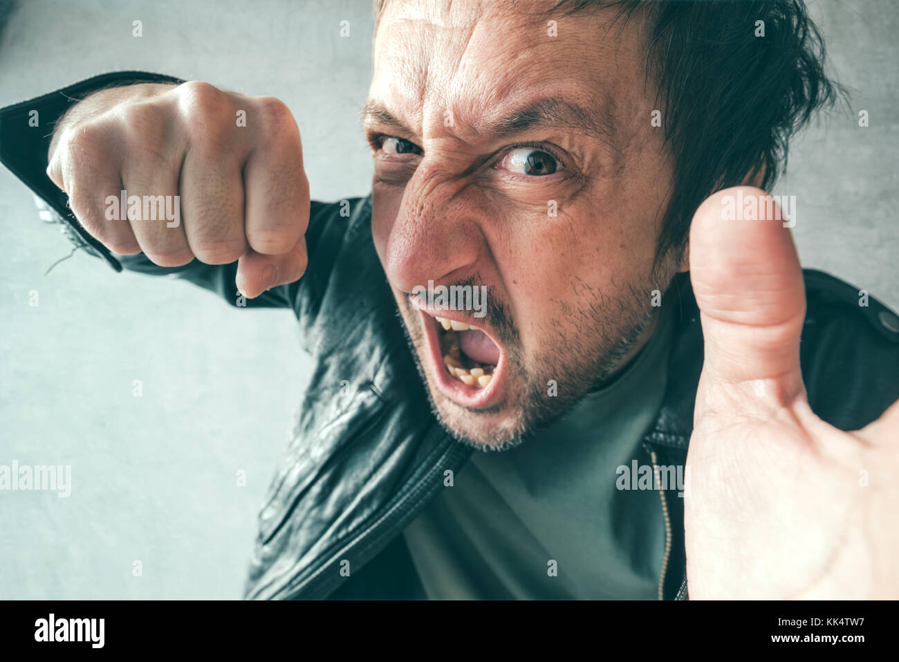 Aggressive mann Stanzen mit Faust während des Kampfes, aus Sicht der Opfer von Gewalt und Kriminalität. Stockfoto