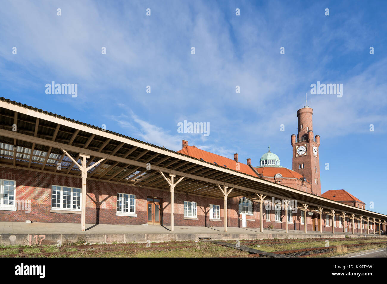 Bahnhof am historischen Hapag-Passagierterminal (Hapag Hallen) in Cuxhaven, Deutschland. Stockfoto