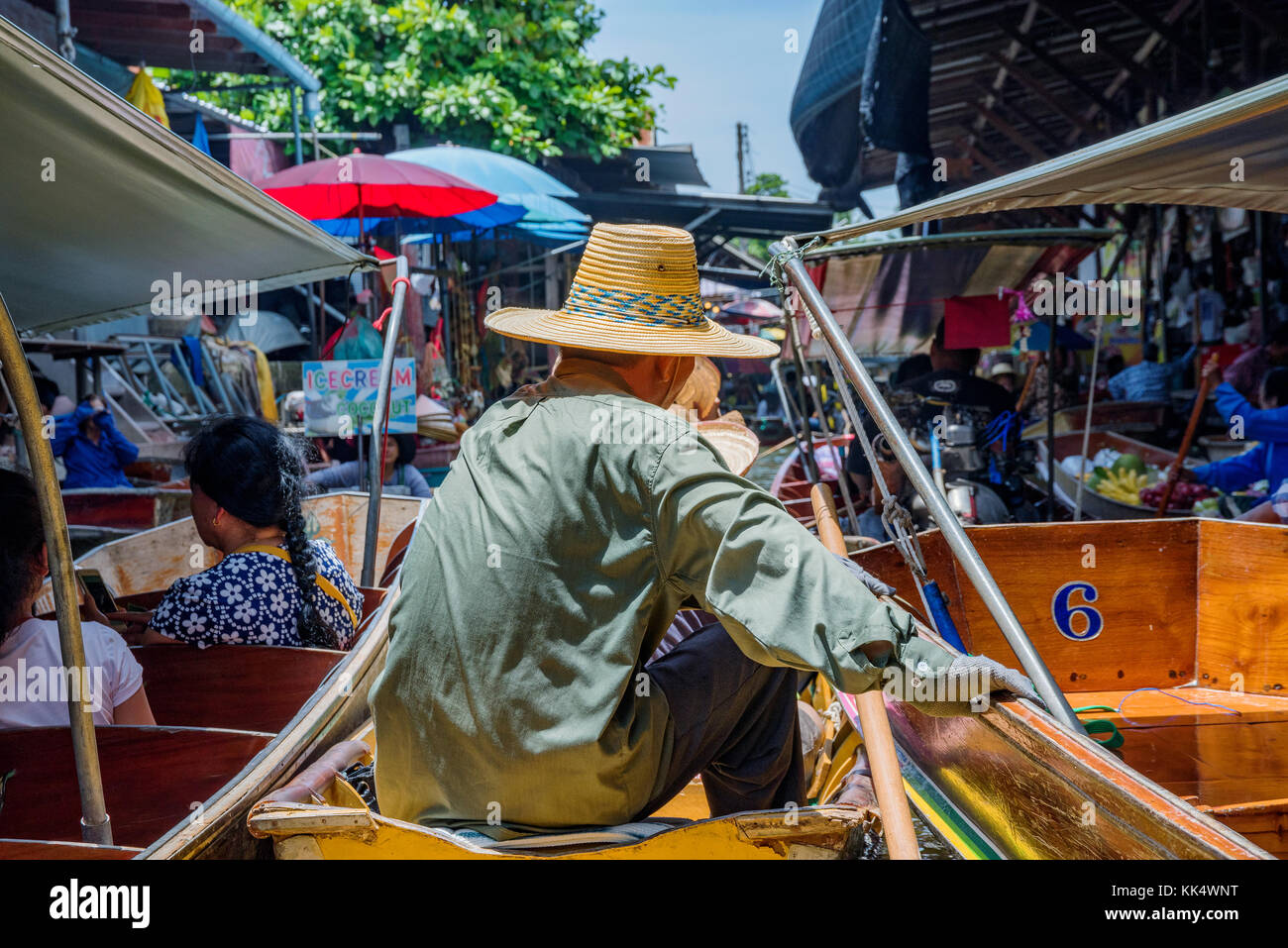 Ratchaburi, Thailand - 14. August: Dies ist überfüllten Boot Szene in Damnoen Saduak, das ist eine sehr beliebte und belebte Floating Market am 14. August 2017 Stockfoto