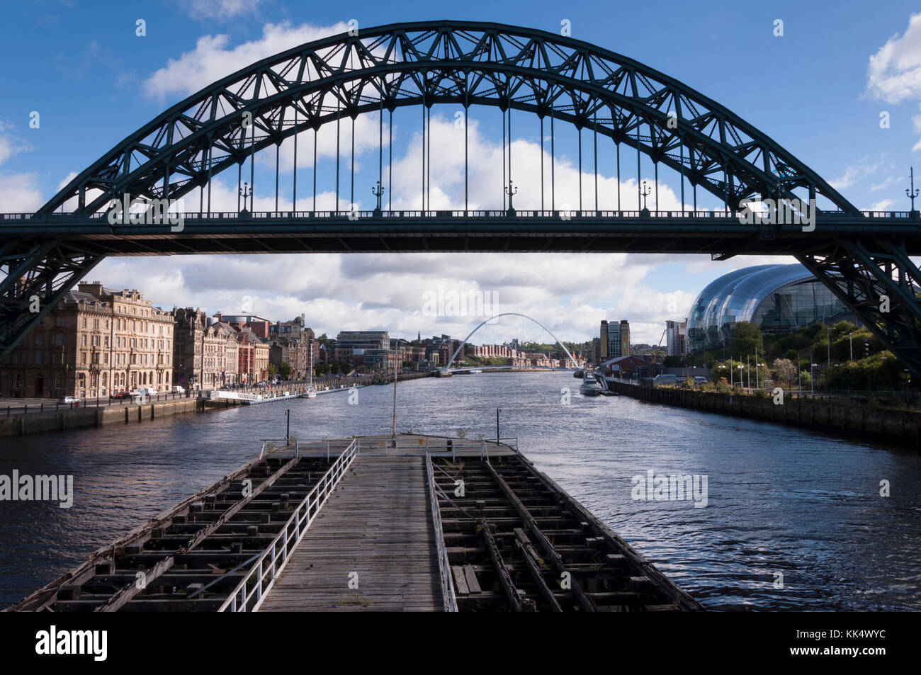 Blick von der Hängebrücke, die Tyne Bridge über den Fluss Tyne im Nordosten Englands, die Verknüpfung von Newcastle upon Tyne und Gateshead. Stockfoto