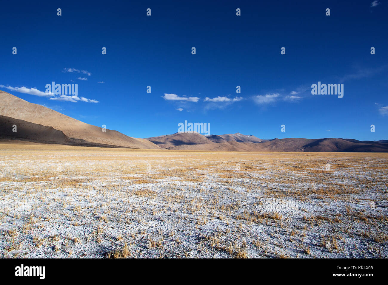 Karge Landschaft, himalayan Peaks und Schichten von Salz auf einer klaren Herbsttag bei schwankender Salzsee Tso Kar, Ladakh, Indien Stockfoto