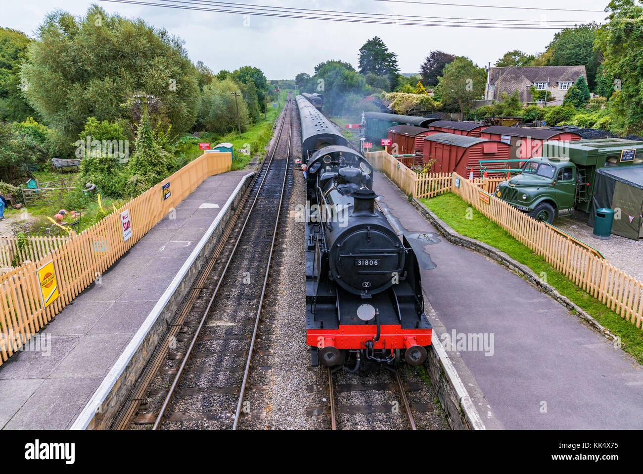 Corfe, Großbritannien - 08 September: Dies ist eine alte britische Dampfzug durch das mittelalterliche Dorf corfe am September 08, im corfe Stockfoto