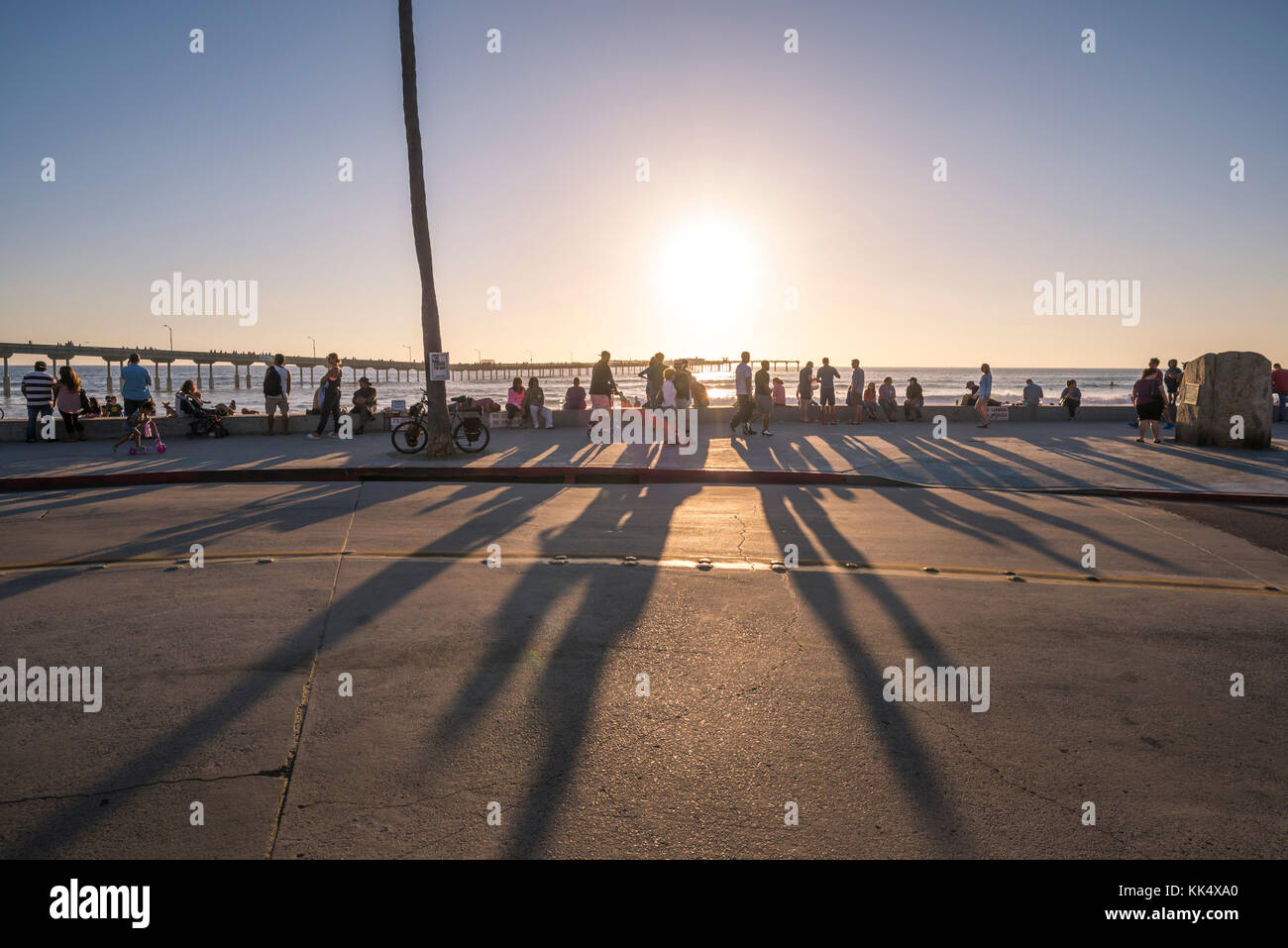 Große Gruppe von Menschen im Ocean Beach an einem Sommerabend. San Diego, Kalifornien. Stockfoto