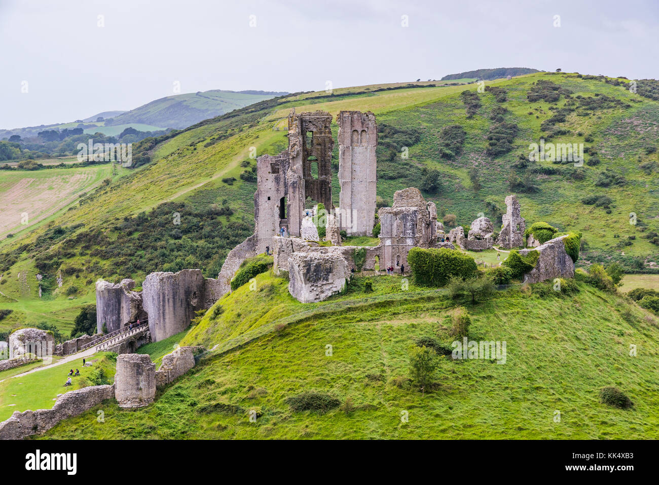 Corfe Castle Ruinen und Hügeln in Dorset, England Stockfoto