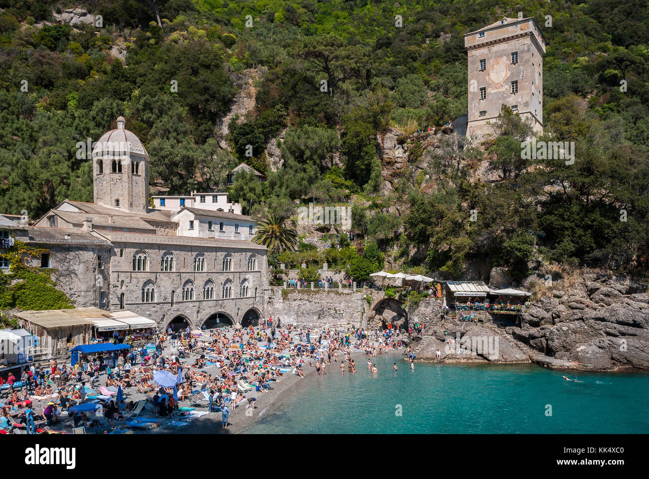 PORTOFINO, ITALIEN - 30. APRIL 2017: Überfüllter Strand vor der Abtei San Fruttuoso an einem sonnigen Nachmittag Stockfoto