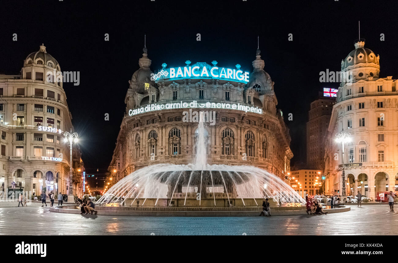 GENUA, ITALIEN - 25. JULI 2017: Nächtlicher Blick auf die Piazza de Ferrari, den Hauptplatz von Genua; der große Brunnen im Zentrum ist eines der Wahrzeichen der Stadt, A Stockfoto