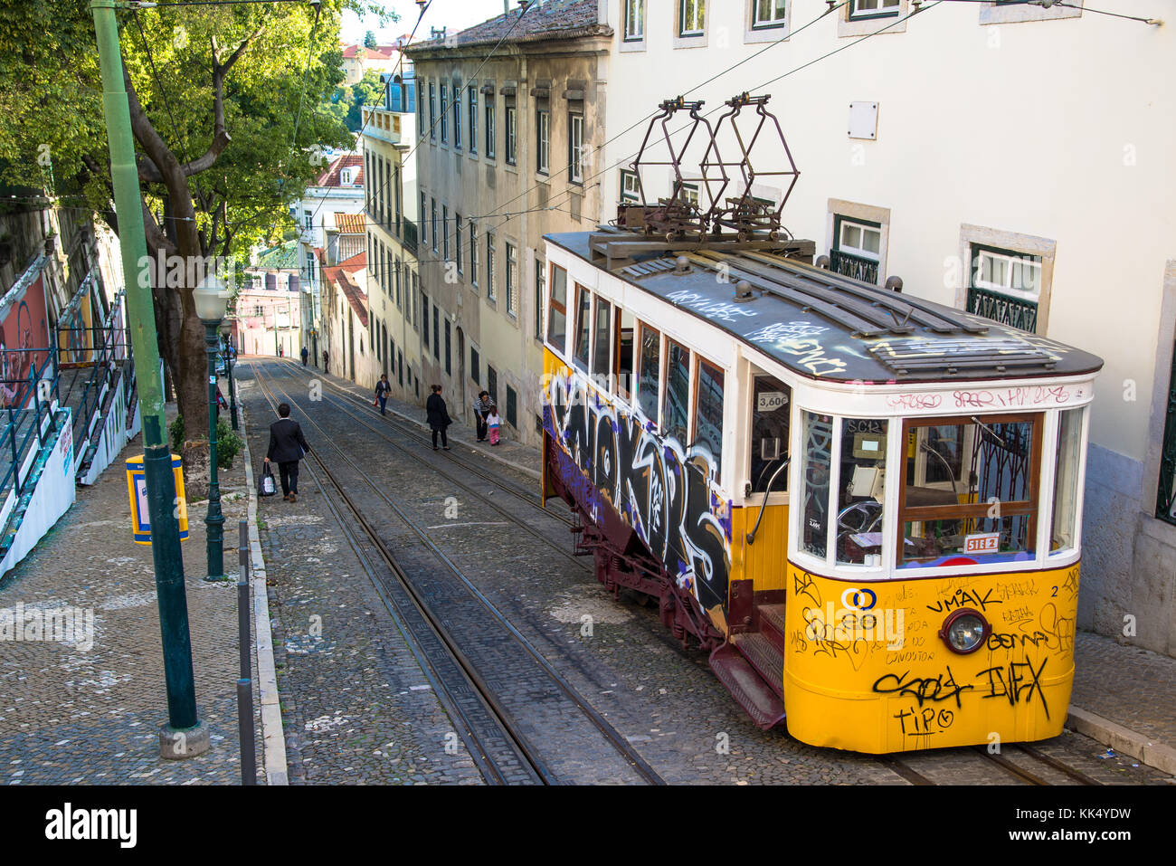 Die Straßenbahn nr. 28 mit grafitti in Lisboa, Portugal Stockfoto