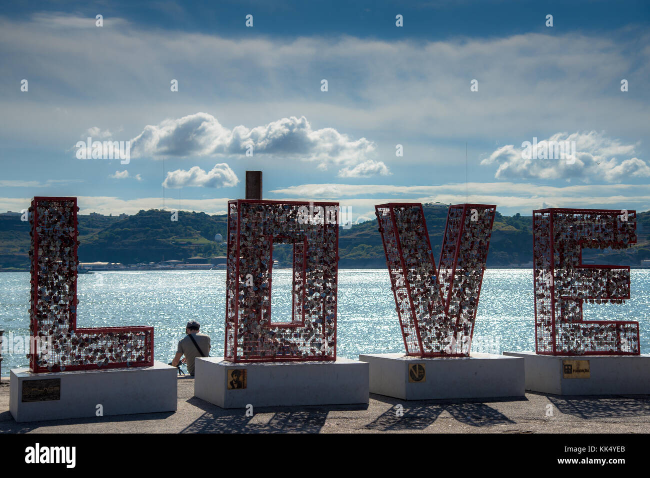 Schlösser hängen zusammen als "Liebe" an den Ufern des Flusses Tajo in Lisboa in Portugal Stockfoto