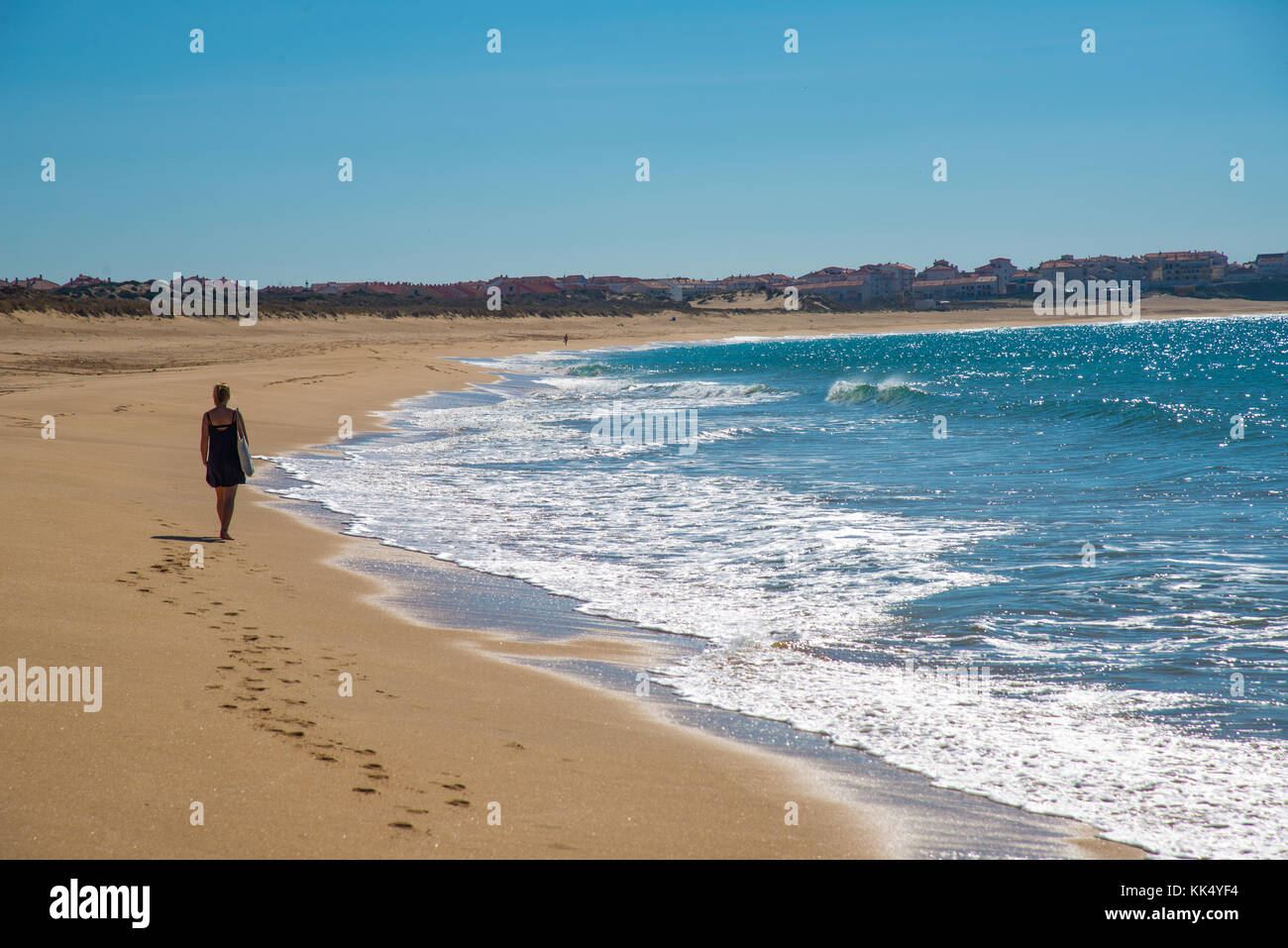 Frau Spaziergänge am Strand von Peniche, Portugal Stockfoto