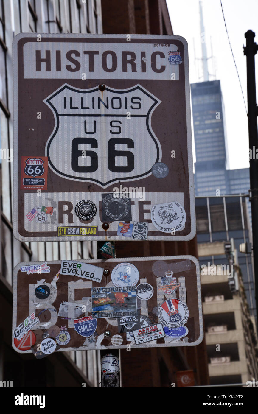 Die Rte 66 Zeichen in der Innenstadt von Chicago ist in commemorative club Aufkleber von Reisenden auf der ganzen Welt, die des anderen Amerika bin Straße genommen haben" abgedeckt werden Stockfoto