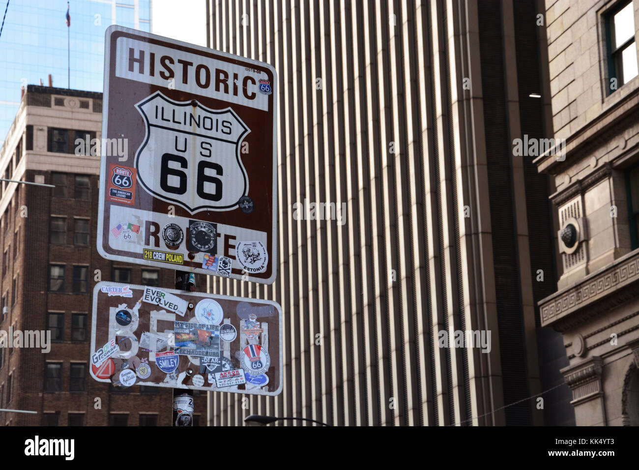 Die Rte 66 Zeichen in der Innenstadt von Chicago ist in commemorative club Aufkleber von Reisenden auf der ganzen Welt America's 'Mother Road' genommen haben abgedeckt Stockfoto