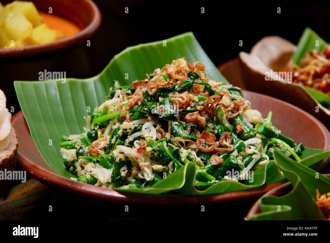 Jukut urap. balinesischen Gemüsesalat mit Kokosraspeln Dressing. Stockfoto